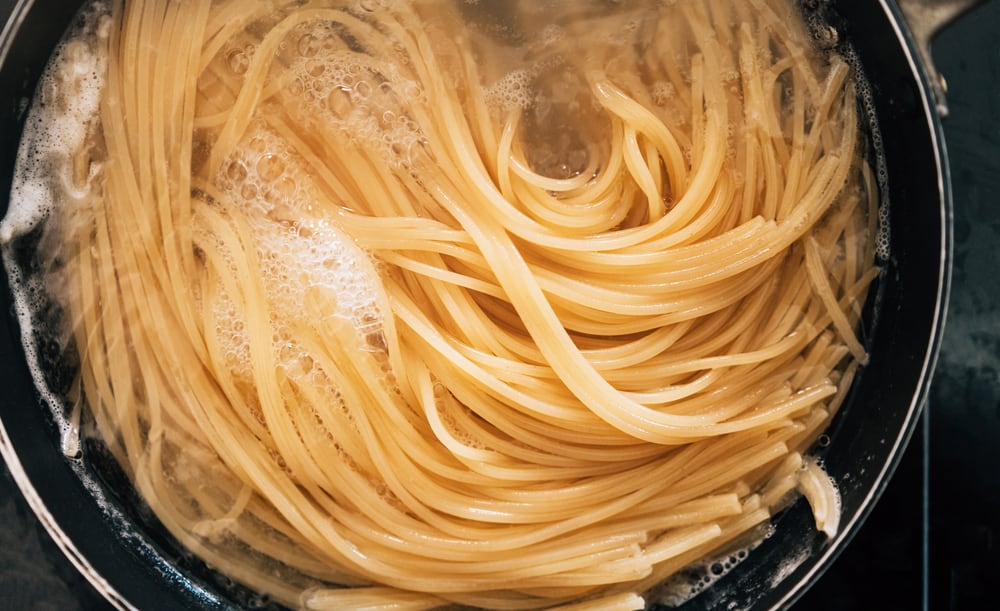 Spaghetti der koger i en gryde.